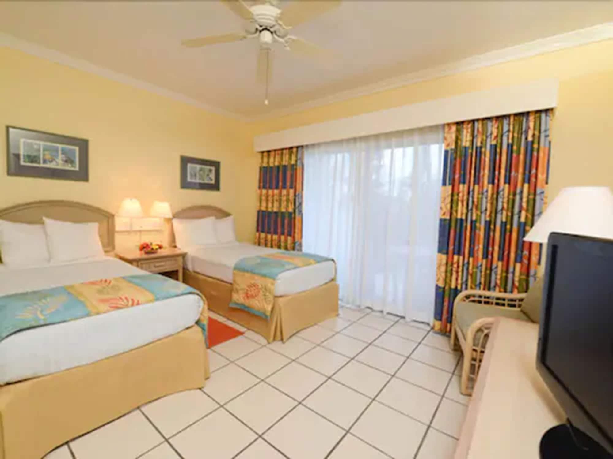 Bay View Suites Paradise Island Нассау Экстерьер фото